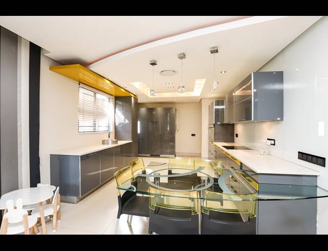 4 BEDROOM TOWNHOUSE FOR SALE IN ESSENWOOD